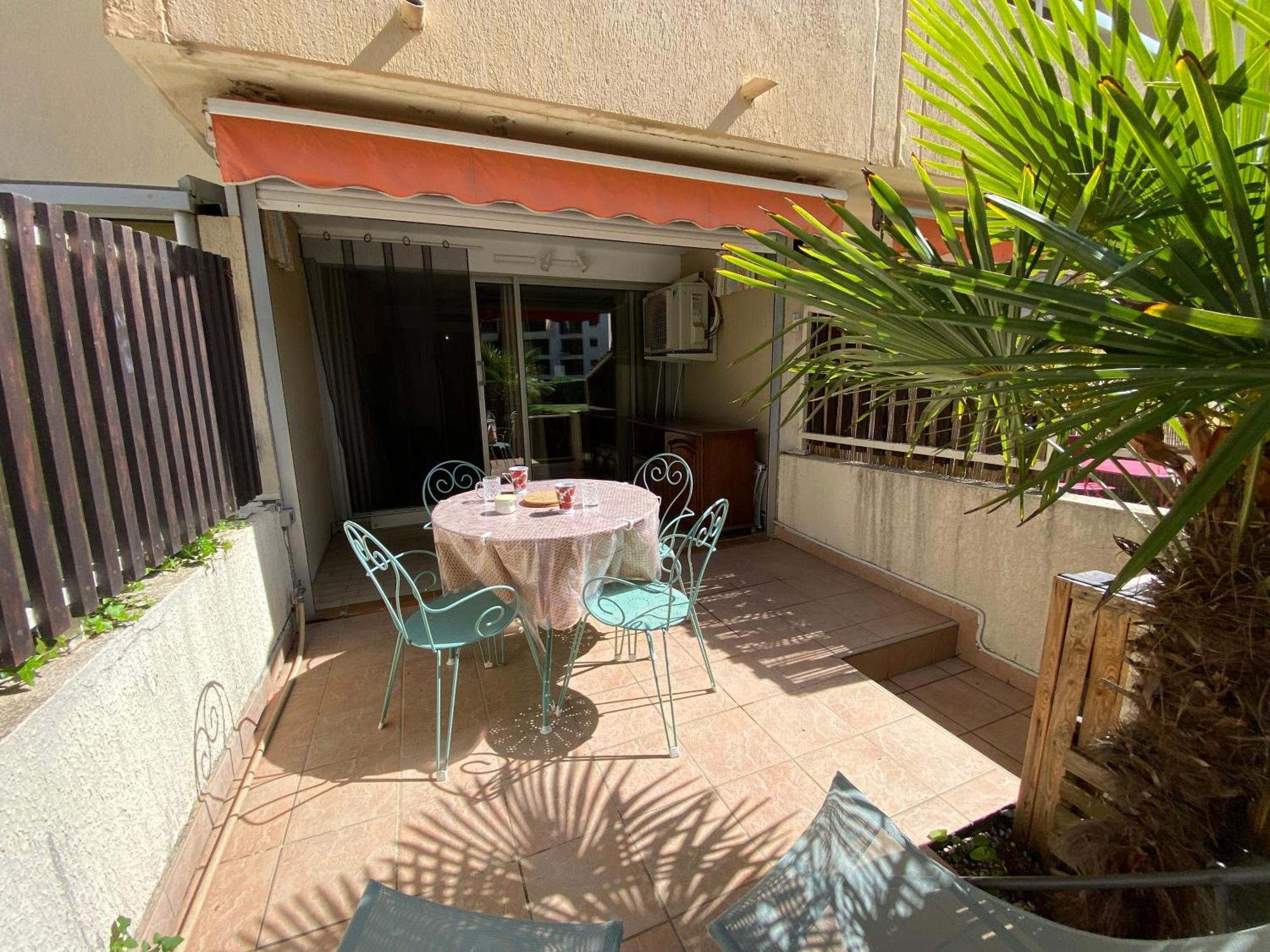 Sol-y-days Amigos: Garden-level With Terrace Near * Le Grau-du-Roi